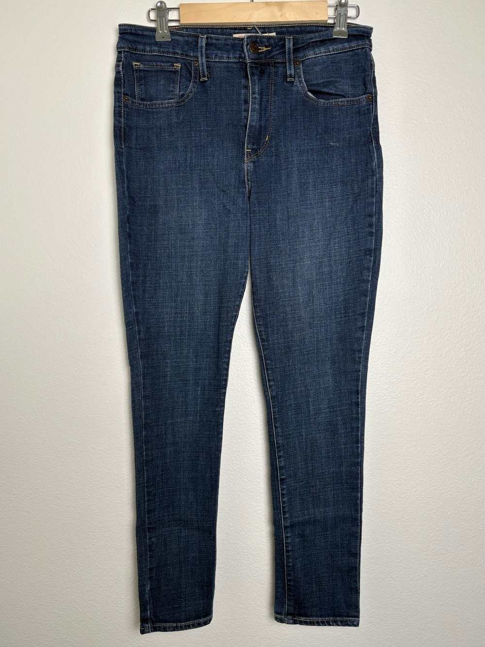 Levis 721 High-Rise Skinny Jeans in Dark Blue Size 28